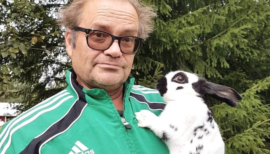 Kaninuppfödaren Hanz Johansson anklagar Länsstyrelsen för maktmissbruk efter tio års tid av upprepade inspektioner. Kaninuppfödaren Hanz Johansson anklagar Länsstyrelsen för maktmissbruk efter tio års tid av upprepade inspektioner.