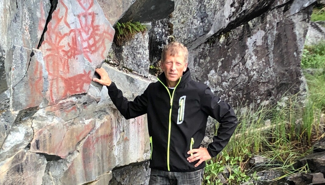 Karl-Erik Eriksson, boende i Botten som ligger intill Hästskotjärn, visar de unika och 5000 år gamla hällmålningarna som sitter på en bergvägg.