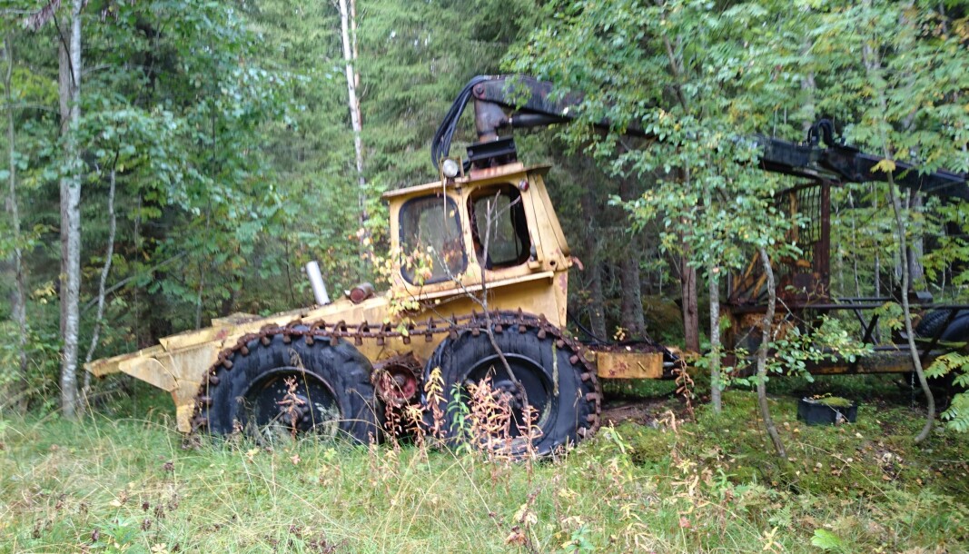 Partraktorn BMC-HSV 245. Övergivet samlarobjekt i jämtländsk skog. Byggd av komponenter från två lantbruksbrukstraktorer Nuffield 10/42 som monterats bredvid varandra. Partraktorn BMC-HSV 245. Övergivet samlarobjekt i jämtländsk skog. Byggd av komponenter från två lantbruksbrukstraktorer Nuffield 10/42 som monterats bredvid varandra.