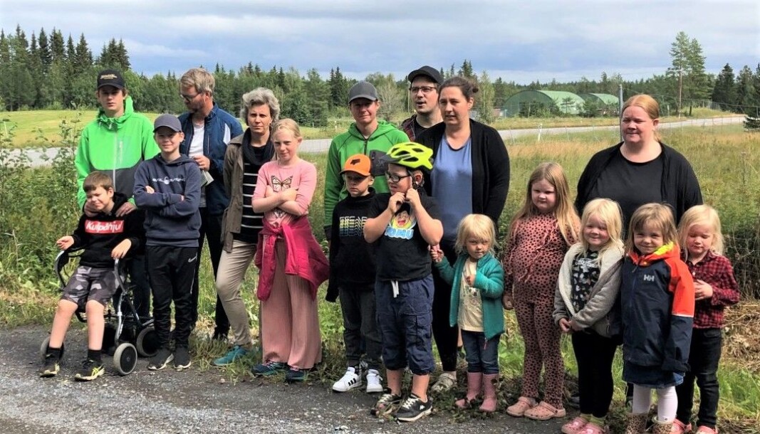 Många föräldrar i Kälen har varit upprörda över att barnen tidigare förväntades gå till E14 för att bli hämtade med linjetrafiken. Något Jämtlands Tidning berättat om tidigare. På onsdagen hade flera av barnen beviljats skoltaxi – men beskedet kom sent och inte alla barn blev hämtade. Många föräldrar i Kälen har varit upprörda över att barnen tidigare förväntades gå till E14 för att bli hämtade med linjetrafiken. Något Jämtlands Tidning berättat om tidigare. På onsdagen hade flera av barnen beviljats skoltaxi – men beskedet kom sent och inte alla barn blev hämtade.