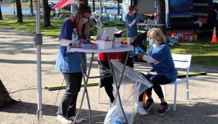Sjuksköterskor utför vaccinering på plats. Sjuksköterskor utför vaccinering på plats.