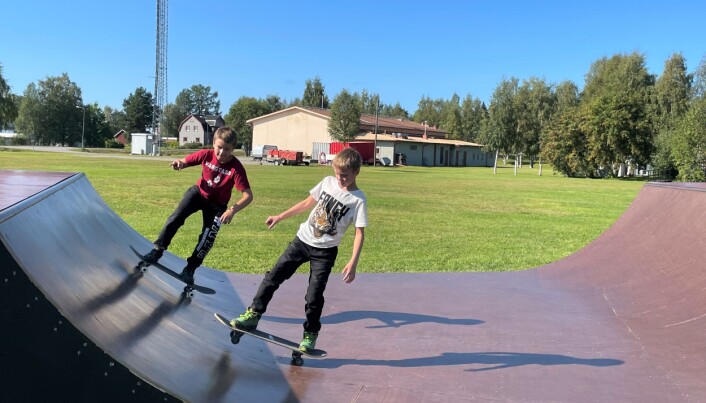 Bröderna Filip, 9 år, och Simon, 11 år, var svettiga av att provåka i skaterampen. – Det är viktigt att hålla balansen och vara mjuk i knäna, berättar Filip som tyckte att det var jättesvårt med roligt att åka skateboard. Bröderna Filip, 9 år, och Simon, 11 år, var svettiga av att provåka i skaterampen. – Det är viktigt att hålla balansen och vara mjuk i knäna, berättar Filip som tyckte att det var jättesvårt med roligt att åka skateboard.