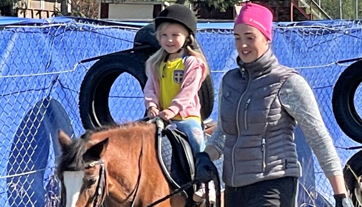 Hedda, 4 år, är en av många besökare som hälsade på hästarna som Strömsunds Ridklubb hade tagit med sig till Idrottens prova-på-dag. Hedda, 4 år, är en av många besökare som hälsade på hästarna som Strömsunds Ridklubb hade tagit med sig till Idrottens prova-på-dag.