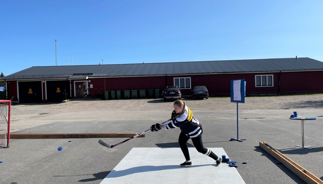 Sandra Örjebo från IFK Strömsund ishockeysektions A-lag demonstrerar skjutteknik på Idrottens prova-på-dag i Strömsund. – Ishockey är världens roligaste och bästa sport, säger Sandra. Sandra Örjebo från IFK Strömsund ishockeysektions A-lag demonstrerar skjutteknik på Idrottens prova-på-dag i Strömsund. – Ishockey är världens roligaste och bästa sport, säger Sandra.