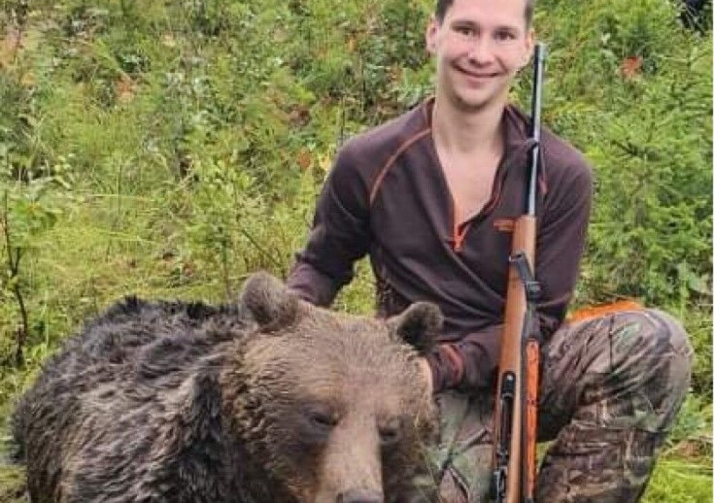 Mitt i all chock var Daniel väldigt glad över att ha fällt sin första björn. Det blev några snabba bilder innan det bär av till sjukvården. Foto: Daniel Blomqvist Mitt i all chock var Daniel väldigt glad över att ha fällt sin första björn. Det blev några snabba bilder innan det bär av till sjukvården. Foto: Daniel Blomqvist