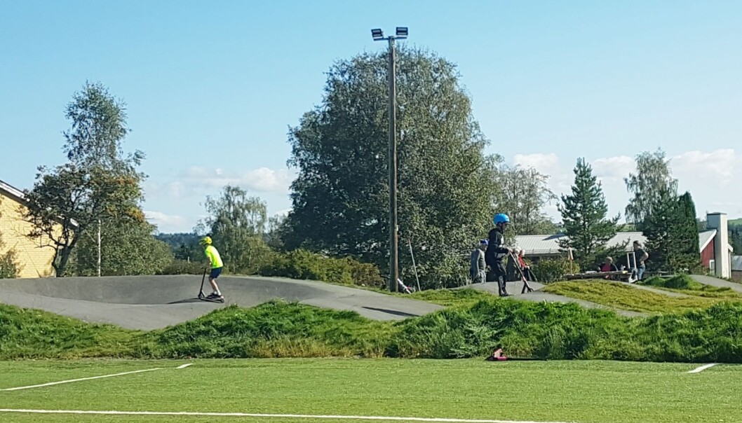 Pumptracken var populärast under dagen bland barnen. I förgrunden den nya konstgräsplanen. Pumptracken var populärast under dagen bland barnen. I förgrunden den nya konstgräsplanen.