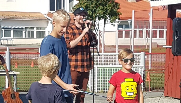 Axel Eriksson, ordförande i Myrvikens Skol IF invigde med att klippa av ett symboliskt band Axel Eriksson, ordförande i Myrvikens Skol IF invigde med att klippa av ett symboliskt band