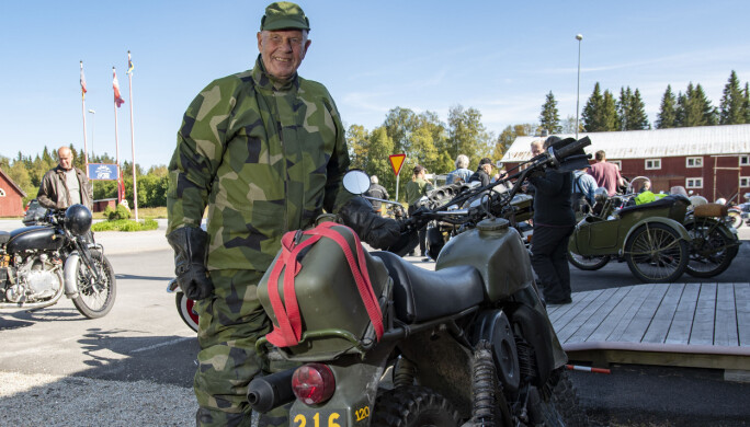 – Jag började köra MC när jag fyllt 40 och nu blir jag 80 i slutet av november, säger Elnar och ler gott. – Jag började köra MC när jag fyllt 40 och nu blir jag 80 i slutet av november, säger Elnar och ler gott.
