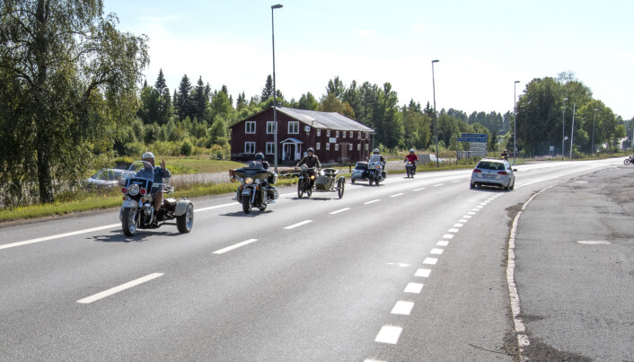 Efter någon timme i Åsarna drog följet vidare till Jan Kårviks verkstad i Svenstavik. I täten kör Jan på en polismålad HD Servi-car GE från 1966. Efter någon timme i Åsarna drog följet vidare till Jan Kårviks verkstad i Svenstavik. I täten kör Jan på en polismålad HD Servi-car GE från 1966.