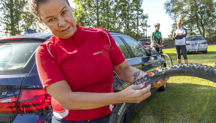 – Mitt framdäck har exploderat, vad ska jag göra. Har du ett 27,5 tums däck, frågar Anna-Karin. – Mitt framdäck har exploderat, vad ska jag göra. Har du ett 27,5 tums däck, frågar Anna-Karin.
