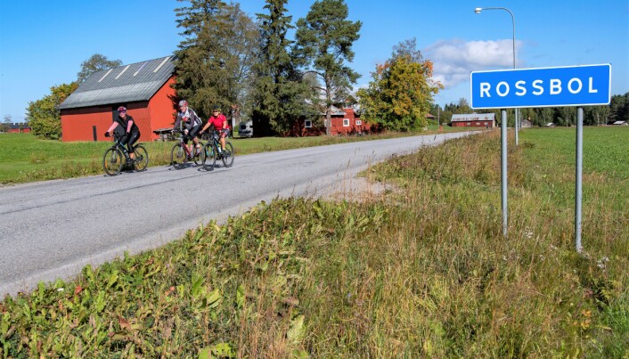 Malin, Christer och Anna-Karin passerar Rossbol under färden runt Locknesjön. Malin, Christer och Anna-Karin passerar Rossbol under färden runt Locknesjön.