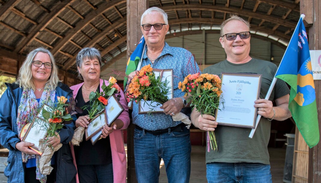 Prispallen på Utvecklingsgruppen Fjällsjö Framtids årsmöte i Backe i söndags. Från vänster: Veronika Orrell representant för Älvgården, Åsa Gjersvold, representant för hemtjänsten, Tore Hansson som tog emot pris för Årets Fjällsjöbo och var representant för Loppisbröderna som fick ett guldhjärta, samt Svante Westin, årets Fjällsjöbo. Foto: Gunnar Bergström Prispallen på Utvecklingsgruppen Fjällsjö Framtids årsmöte i Backe i söndags. Från vänster: Veronika Orrell representant för Älvgården, Åsa Gjersvold, representant för hemtjänsten, Tore Hansson som tog emot pris för Årets Fjällsjöbo och var representant för Loppisbröderna som fick ett guldhjärta, samt Svante Westin, årets Fjällsjöbo. Foto: Gunnar Bergström