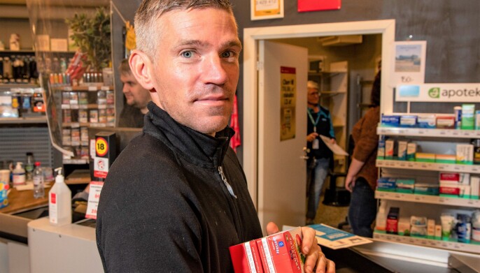 – Det är på tiden att det kommer paket hit. Det är många företagare här i trakten som har behov av att kunna skicka och ta emot paket. Detta är bra för affären och en stor dag för oss alla i Lillhärdal, säger ortens läkare Marcus Weinemacher. – Det är på tiden att det kommer paket hit. Det är många företagare här i trakten som har behov av att kunna skicka och ta emot paket. Detta är bra för affären och en stor dag för oss alla i Lillhärdal, säger ortens läkare Marcus Weinemacher.