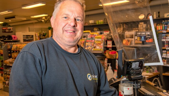 – Det är jättebra här. Man kan göra det mesta här i Lillhärdal, det funkar fint och nu blir det ännu bättre med paketservice på orten, menar Roger Karlsson från Gävle, som nyligen köpt ett fritidshus i trakten. – Det är jättebra här. Man kan göra det mesta här i Lillhärdal, det funkar fint och nu blir det ännu bättre med paketservice på orten, menar Roger Karlsson från Gävle, som nyligen köpt ett fritidshus i trakten.