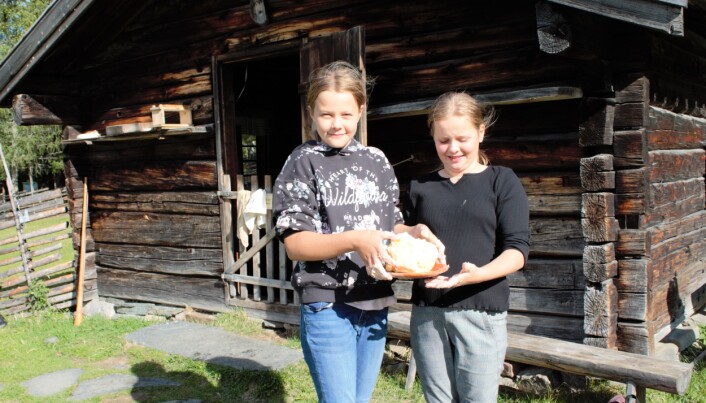 Ingrid Jespersen och Hedda Tanghöj visar nöjda det smör de tillverkat. Ingrid Jespersen och Hedda Tanghöj visar nöjda det smör de tillverkat.