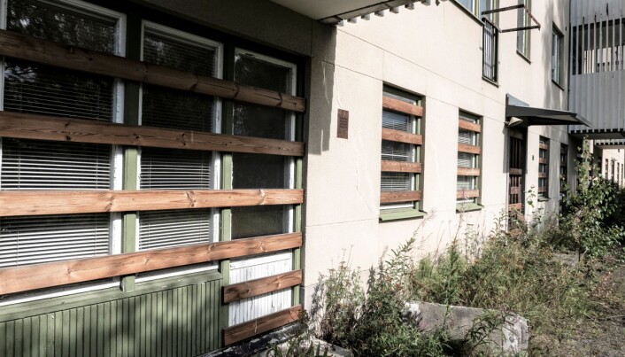 På baksidan har fastighetsägaren brädat upp både dörrar och fönster. På baksidan har fastighetsägaren brädat upp både dörrar och fönster.