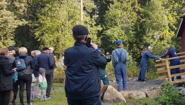 Vid "invigningen" av sågen var det självklart ingen band som klipptes utan en bräda som sågades. Vid "invigningen" av sågen var det självklart ingen band som klipptes utan en bräda som sågades.