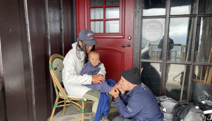 Halvvägs nere, vid Hummelstugan, fick sällskapet göra paus bland annat för att värma bebisen på 11 månader och för att vila. Foto: Privat Halvvägs nere, vid Hummelstugan, fick sällskapet göra paus bland annat för att värma bebisen på 11 månader och för att vila. Foto: Privat