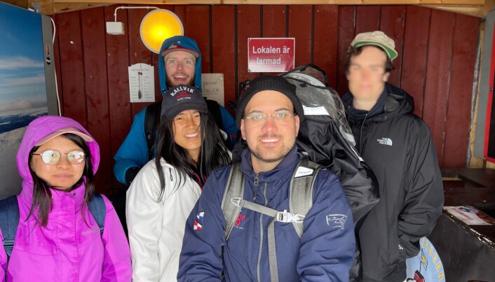 Jonas Magnusson längst fram är kritisk till Skistars bemötande i samband med att han, familjen och några vänner blev strandsatta på Årskuten i slutet av juli. Foto: Privat Jonas Magnusson längst fram är kritisk till Skistars bemötande i samband med att han, familjen och några vänner blev strandsatta på Årskuten i slutet av juli. Foto: Privat