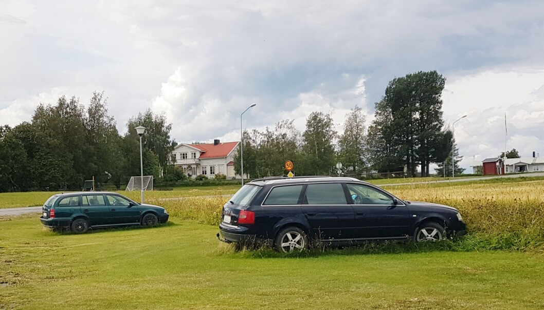 Två av alla bilar där katalysatorn avlägsnats och bilen sedan dumpats. Foto Sonja Björklund Två av alla bilar där katalysatorn avlägsnats och bilen sedan dumpats. Foto Sonja Björklund