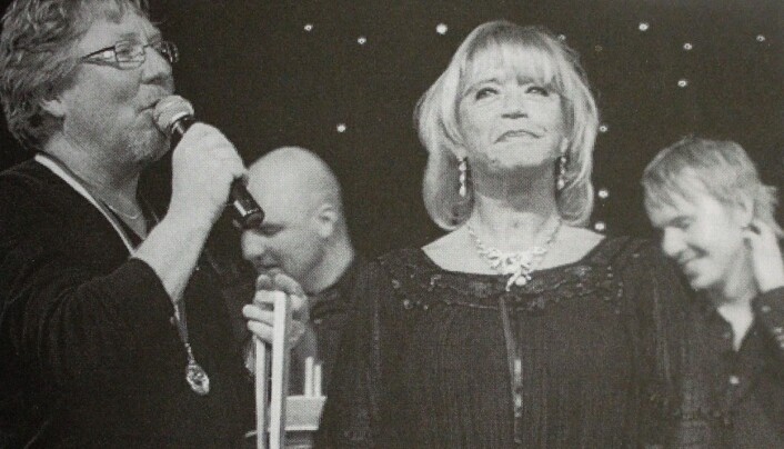 Lill-Babs uppträdde flera gånger på Gamla Teatern, här på Kjell Anderssons 60-årskalas år 2007. Bild ur boken. Lill-Babs uppträdde flera gånger på Gamla Teatern, här på Kjell Anderssons 60-årskalas år 2007. Bild ur boken.