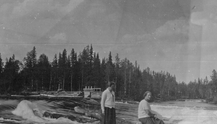 Två damer vid Långforsen en gång i tiden. Foto Jämtkraft Två damer vid Långforsen en gång i tiden. Foto Jämtkraft
