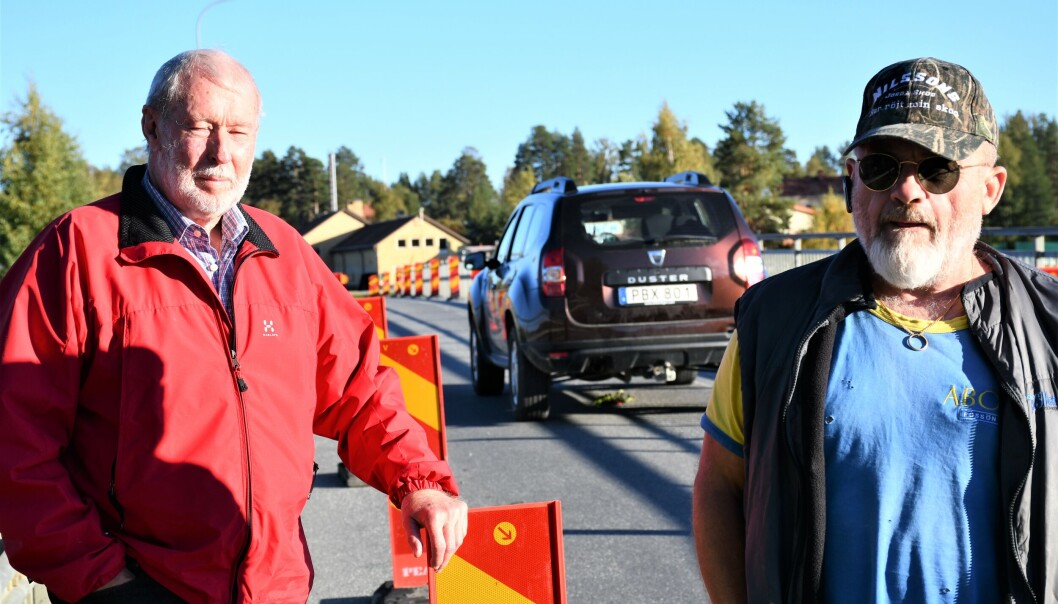 Jan Hansson, trafikansvarig i PRO Bodum, t.v., och Anders Bryntesson, t.h., säger att det enda alternativ att undvika möten på bron är att återinsätta trafikljus i Rossön. Att fotgängare ska gå oskyddade bredvid trafiken som centreras säger Anders är vansinne. Jan Hansson menar att det är Trafikverket själva som ställt till skadorna på bron. Foto: Inger Kraft Etzler Jan Hansson, trafikansvarig i PRO Bodum, t.v., och Anders Bryntesson, t.h., säger att det enda alternativ att undvika möten på bron är att återinsätta trafikljus i Rossön. Att fotgängare ska gå oskyddade bredvid trafiken som centreras säger Anders är vansinne. Jan Hansson menar att det är Trafikverket själva som ställt till skadorna på bron. Foto: Inger Kraft Etzler