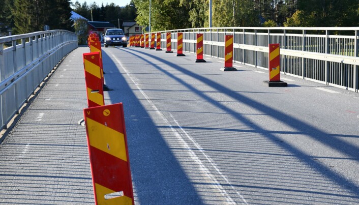 Rossönborna är rädda att det ska ske en allvarlig olycka när bilarna möts på bron där det råder mötesförbud. Det har redan varit incidenter där tunga lastbilar fått tvärbromsa för att undvika att både krocka eller köra på fotgängare. – Man spelar högt med människoliv, säger Anders Bryntesson. Foto: Inger Kraft Etzler Rossönborna är rädda att det ska ske en allvarlig olycka när bilarna möts på bron där det råder mötesförbud. Det har redan varit incidenter där tunga lastbilar fått tvärbromsa för att undvika att både krocka eller köra på fotgängare. – Man spelar högt med människoliv, säger Anders Bryntesson. Foto: Inger Kraft Etzler
