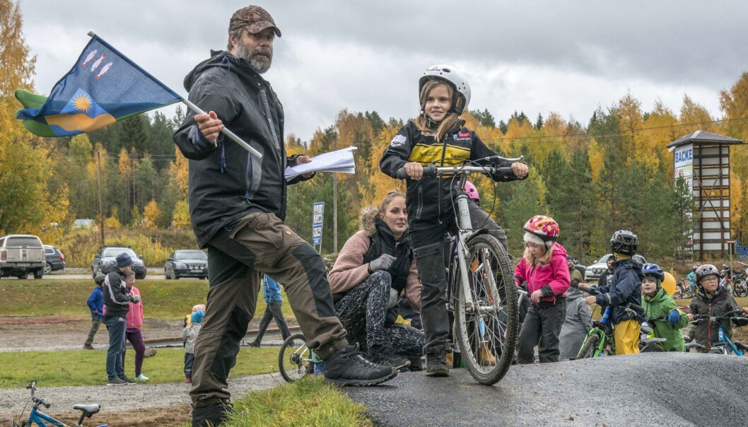 Över hundra föräldrar och barn passade på att delta i invigningen av den nya pumptrackbanan i Backe. Över hundra föräldrar och barn passade på att delta i invigningen av den nya pumptrackbanan i Backe.
