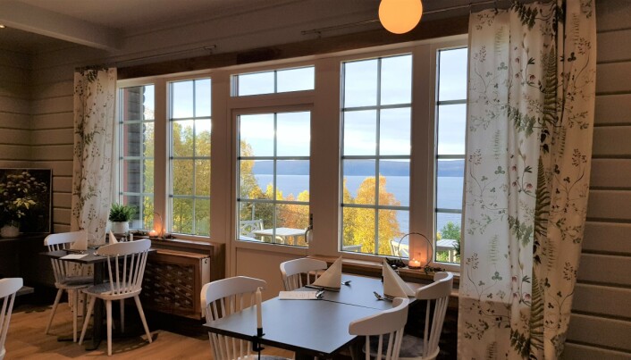 Vacker utsikt över sjön från matsalen på Hotell Stora Blåsjön. Vacker utsikt över sjön från matsalen på Hotell Stora Blåsjön.