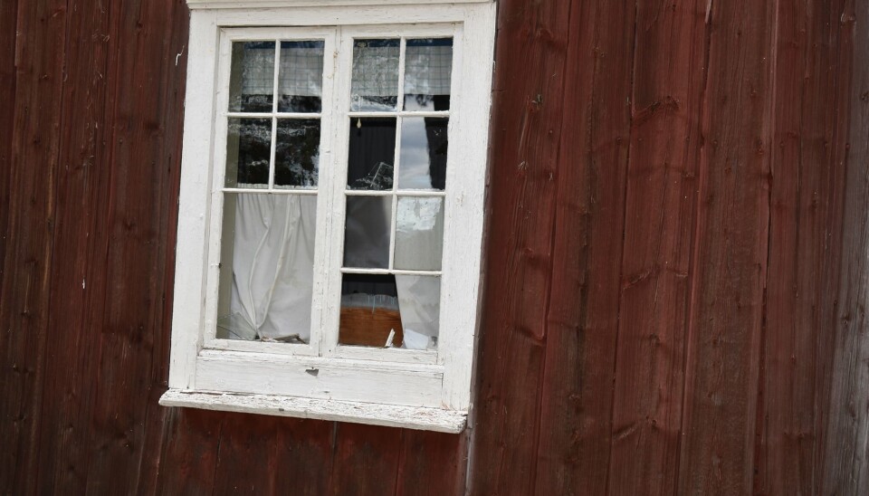 Spröjsen som de handblåsta glasen är inbyggda i är även de förstörda. Flertalet personer uttrycker sin bestörtning på Fjällsjö hembygdsförenings Facebooksida. Foto: Ingegerd Berglund Spröjsen som de handblåsta glasen är inbyggda i är även de förstörda. Flertalet personer uttrycker sin bestörtning på Fjällsjö hembygdsförenings Facebooksida. Foto: Ingegerd Berglund