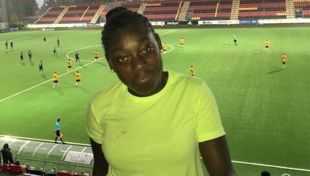 Precious Simanka gillar fotboll, både att spela själv och att lära ut till barn. Precious Simanka gillar fotboll, både att spela själv och att lära ut till barn.