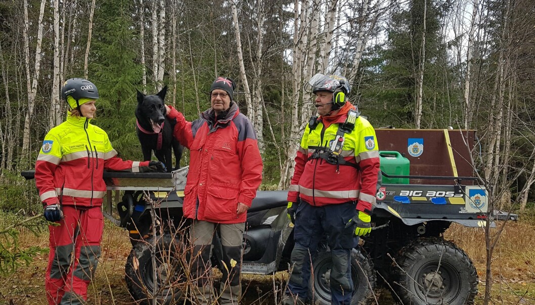 Maria Häggblom med sin hund Krut som är en av två hundar i länet godkänd för sök både barmark och vinter, dagens figurant Bobbo Bergkvist och Kurt Öwre.