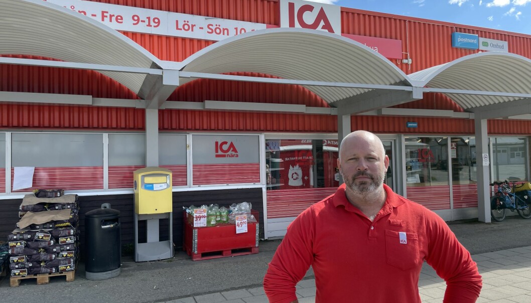 Daniel Lindgren, Ica-handlare i Gäddede, är en av de företagare som ofrivilligt tvingas sköta och betala för turisternas sopor som översvämmar deras sopkärl.