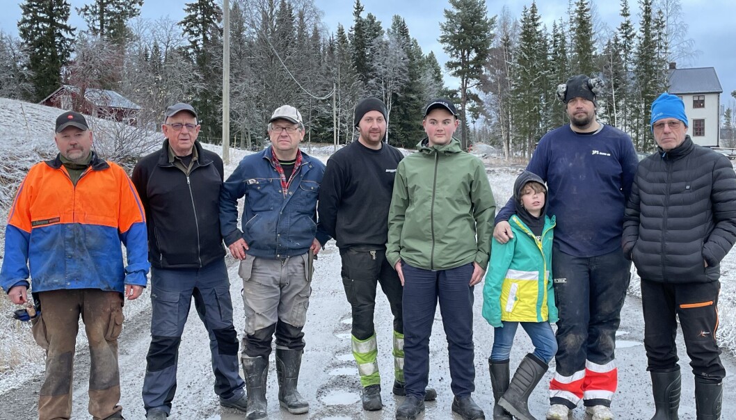 Från vänster: John Högström, Gunnar Glans, Sven-Ingvar Eriksson, Linus Skyttner, Martin Skyttner, William Lindahl och Staffan Oscarsson åker regelbundet längs väg 763 där bilar går sönder och skolskjutsen blir försenad. Från vänster: John Högström, Gunnar Glans, Sven-Ingvar Eriksson, Linus Skyttner, Martin Skyttner, William Lindahl och Staffan Oscarsson åker regelbundet längs väg 763 där bilar går sönder och skolskjutsen blir försenad.