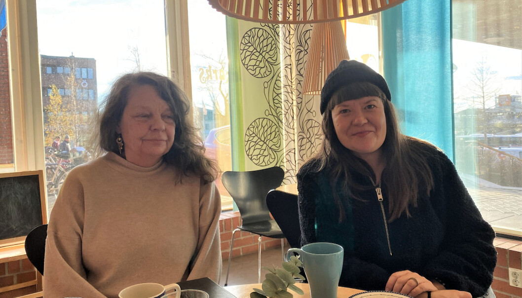 Patricia Fjellgren till höger ledde det sydsamiska språkcaféet, deltagaren Tarshita Agelborg till vänster. Patricia Fjellgren till höger ledde det sydsamiska språkcaféet, deltagaren Tarshita Agelborg till vänster.