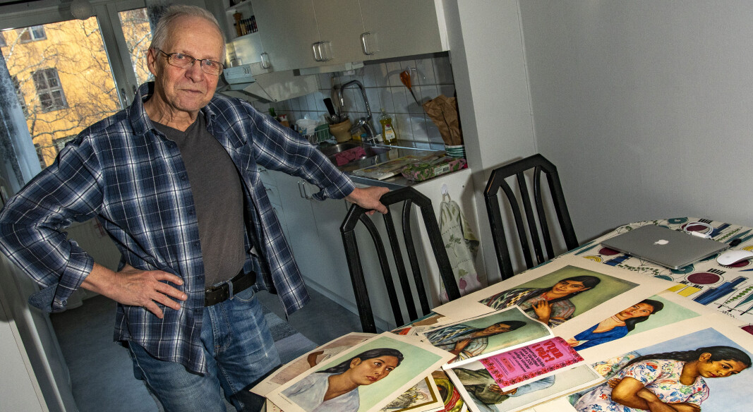 – Jag blev kontaktad av Mona Lang, konstnär och dekorationsmålare på Göteborgsoperan. Hon ville jobba med mig för att berätta historien om sin relation till Nils Dardels porträttavlor som hon sett under sin uppväxt och som dykt upp nu i modern tid. Hon insåg att deras historia säger något, berättar Kurt Skoog. – Jag blev kontaktad av Mona Lang, konstnär och dekorationsmålare på Göteborgsoperan. Hon ville jobba med mig för att berätta historien om sin relation till Nils Dardels porträttavlor som hon sett under sin uppväxt och som dykt upp nu i modern tid. Hon insåg att deras historia säger något, berättar Kurt Skoog.