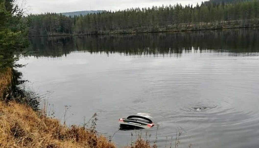 Ägaren lyckades få ut sin hund ur bilen som hade rullat ner i Vattudalen innan strömmen drog ut bilen på fyra meters djup. Foto: Kenth Larsson
