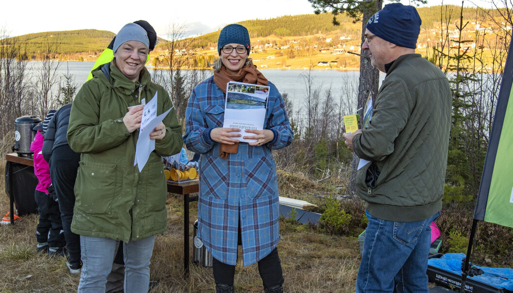 Håkan Bergvall och Anna Krantz Bergvall har tillsammans med sonen Edvin rest från Uppsala för att återigen känna in området och trakten. De träffade planingenjören Lina Byström, mitten. Håkan Bergvall och Anna Krantz Bergvall har tillsammans med sonen Edvin rest från Uppsala för att återigen känna in området och trakten. De träffade planingenjören Lina Byström, mitten.