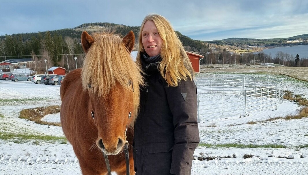 Invigningsföreläsaren Petra Andersson med en av Wångens hästar, Annar från Ammor. Foto Ulrika Backan
