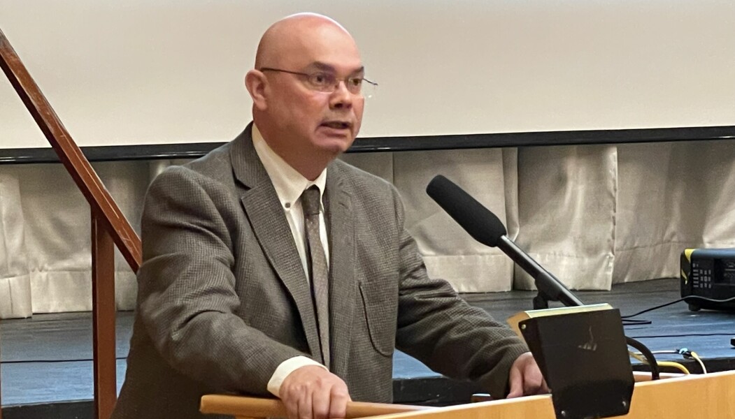 Mats Gärd, oppositionsråd och ordförande för Centerpartiet i Jämtlands län, ställer sig bakom ett eventuellt förslag att behålla allmännyttan i kommunens regi om SHB inte river fler fastigheter.