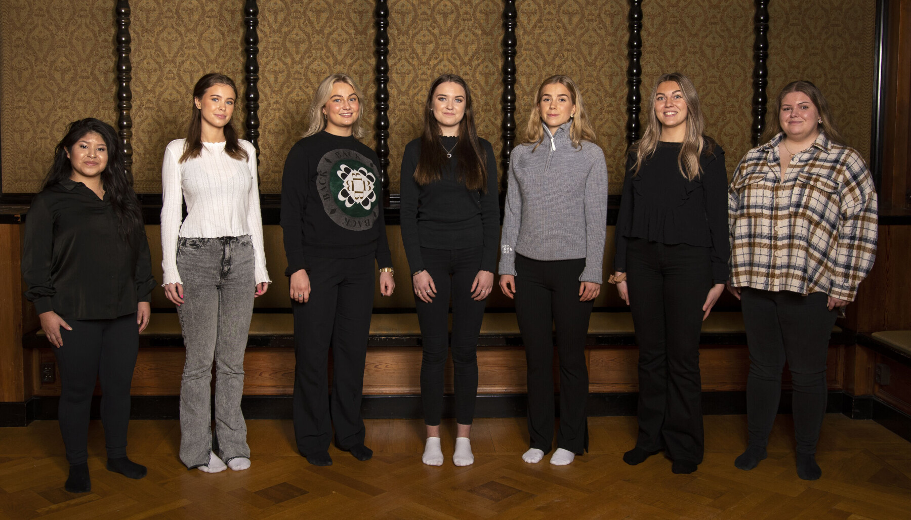 Länets Luciakandidater år 2021. Från vänster: Sofia Friberg (Östersund), Irma Rödin (Lugnvik), Norma Bergström (Nälden), Lea Lundholm (Laxsjö), Amanda Norell (Oviken), Vera Rihpa Mann (Vemdalen) och Josefin Blomdahl (Östersund). Länets Luciakandidater år 2021. Från vänster: Sofia Friberg (Östersund), Irma Rödin (Lugnvik), Norma Bergström (Nälden), Lea Lundholm (Laxsjö), Amanda Norell (Oviken), Vera Rihpa Mann (Vemdalen) och Josefin Blomdahl (Östersund).