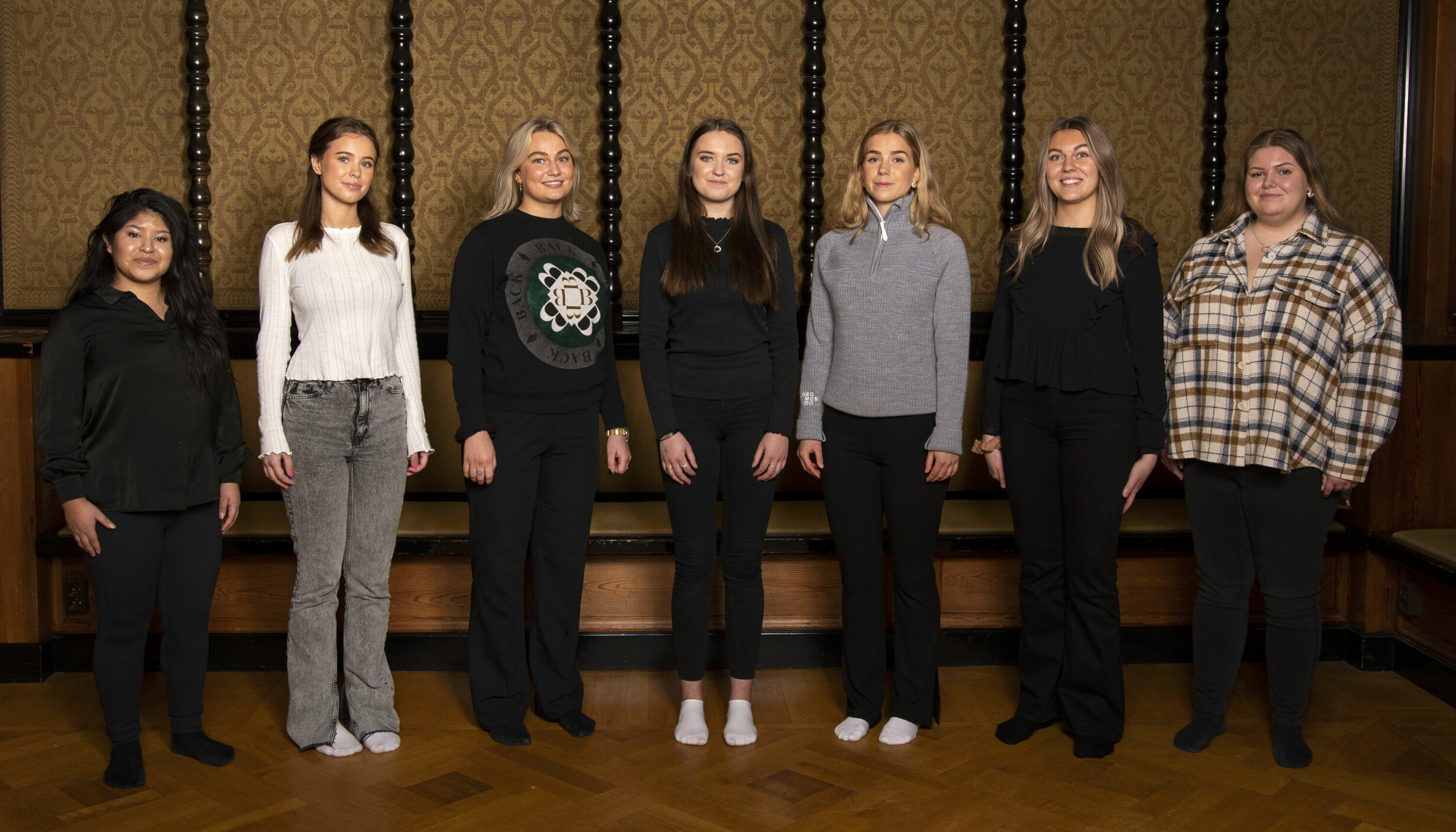 Länets Luciakandidater år 2021. Från vänster: Sofia Friberg (Östersund), Irma Rödin (Lugnvik), Norma Bergström (Nälden), Lea Lundholm (Laxsjö), Amanda Norell (Oviken), Vera Rihpa Mann (Vemdalen) och Josefin Blomdahl (Östersund).