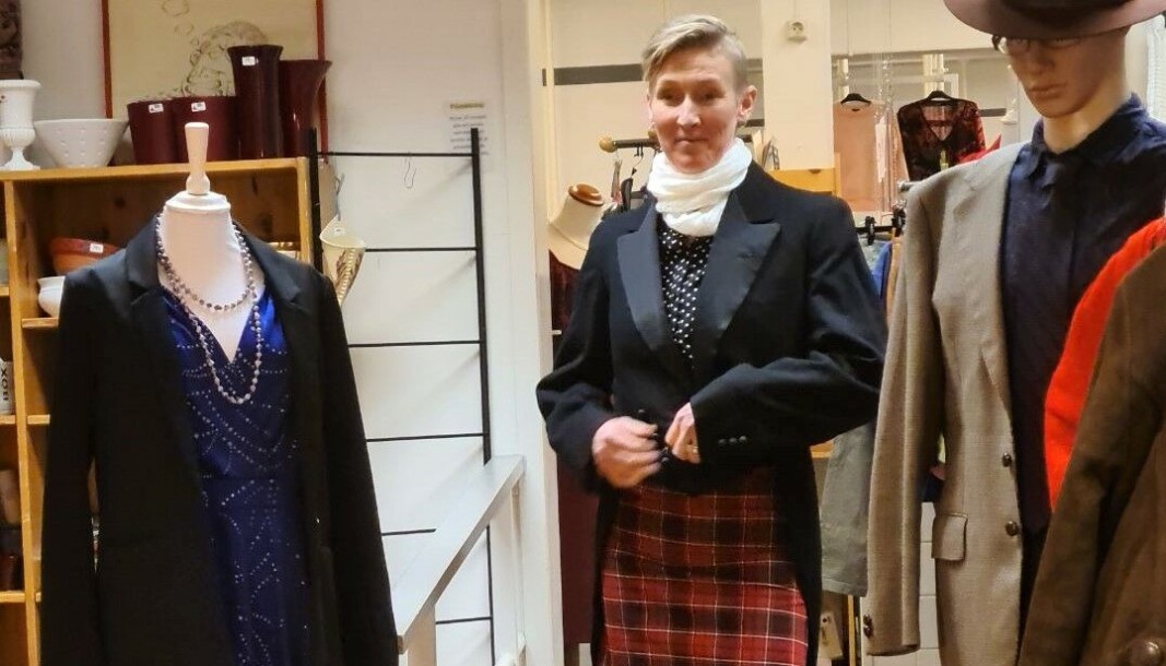 Under modevisningen visade Helena Svanberg upp en annorlunda look med frack. Kollegorna uppmanade henne efter showen att shoppa looken som passade henne så bra. Foto: Inger Tåqvist Under modevisningen visade Helena Svanberg upp en annorlunda look med frack. Kollegorna uppmanade henne efter showen att shoppa looken som passade henne så bra. Foto: Inger Tåqvist