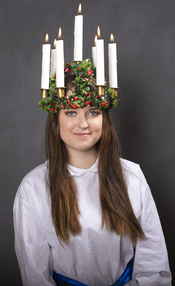 På söndagseftermiddagen stod det klart att det är Lea Lundholm från Laxsjö som är Jämtlands Lucia 2021. På söndagseftermiddagen stod det klart att det är Lea Lundholm från Laxsjö som är Jämtlands Lucia 2021.