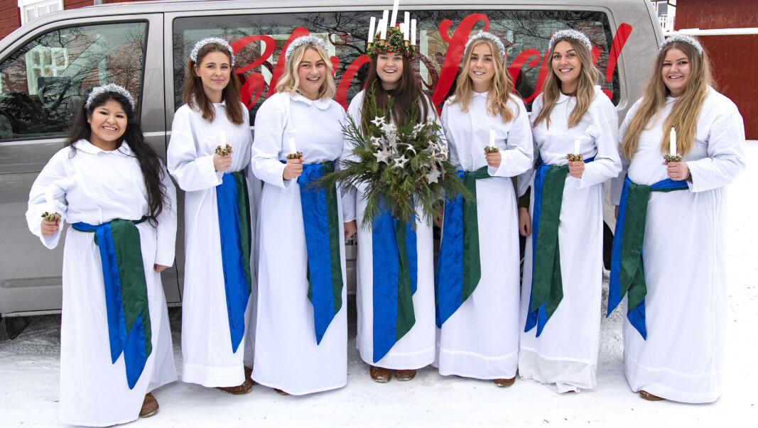 Jämtlands Lucia Lea Lundholm med tärnor framför Luciabussen. Från vänster: Sofia Friberg, Irma Rödin, Norma Bergström, Lea Lundholm, Amanda Norell, Vera Rihpa Mann och Josefin Blomdahl. Jämtlands Lucia Lea Lundholm med tärnor framför Luciabussen. Från vänster: Sofia Friberg, Irma Rödin, Norma Bergström, Lea Lundholm, Amanda Norell, Vera Rihpa Mann och Josefin Blomdahl.