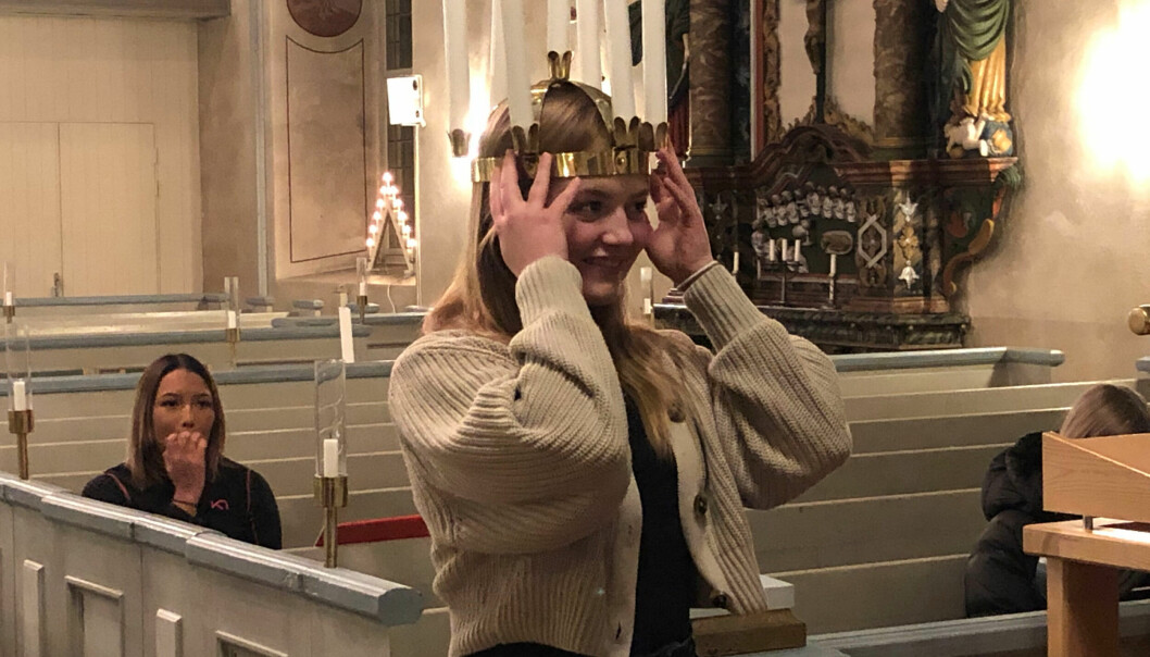 Olivia Mårtensson mottog luciakronan i Strömsunds kyrka igår. Hon tar sig an uppdraget med glädje och nervositet.