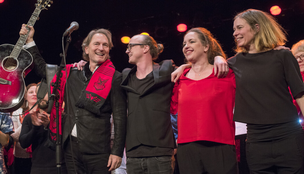 Tomas Ledin, Jonas Hagström, Tove Thofelt (körledare) och Rosmari Hagström. I bakgrunden The Rockin´ Pots i samband med att Tomas Ledin spelade med kören på gamla Teatern den 20 december 2017. Foto: Johannes Adolfsson Tomas Ledin, Jonas Hagström, Tove Thofelt (körledare) och Rosmari Hagström. I bakgrunden The Rockin´ Pots i samband med att Tomas Ledin spelade med kören på gamla Teatern den 20 december 2017. Foto: Johannes Adolfsson