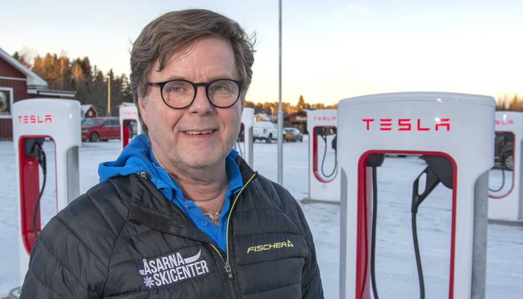 – Det är svårt att mäta, men nästan hela tiden står här en till tre bilar. Det stod bilar på laddning där redan första dagen när installationen var klar. Det är klart att det kommer in extra kunder till oss, säger Håkan Svensson, ägare av Skicenter i Åsarna. – Det är svårt att mäta, men nästan hela tiden står här en till tre bilar. Det stod bilar på laddning där redan första dagen när installationen var klar. Det är klart att det kommer in extra kunder till oss, säger Håkan Svensson, ägare av Skicenter i Åsarna.