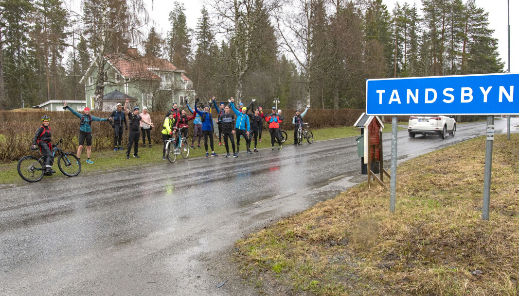 Ett gäng glada motionärer, som i maj i år sprang de fem milen runt Locknesjön med start och mål i Tandsbyn, får symbolisera kraften i Tandsbyn. Ett gäng glada motionärer, som i maj i år sprang de fem milen runt Locknesjön med start och mål i Tandsbyn, får symbolisera kraften i Tandsbyn.
